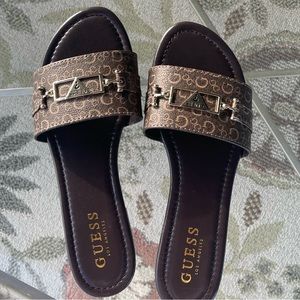 GUESS Lures Logo slides. Size 7M